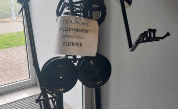 Zdjęcie wykonanej z metalu sylwetki robota